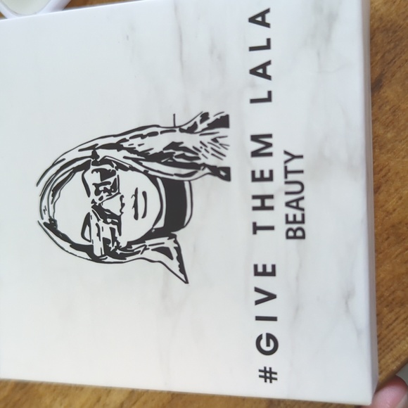 GIVE THEM LALA BEAUTY Pressed Highlighter in Showstopper - Picture 3 of 3